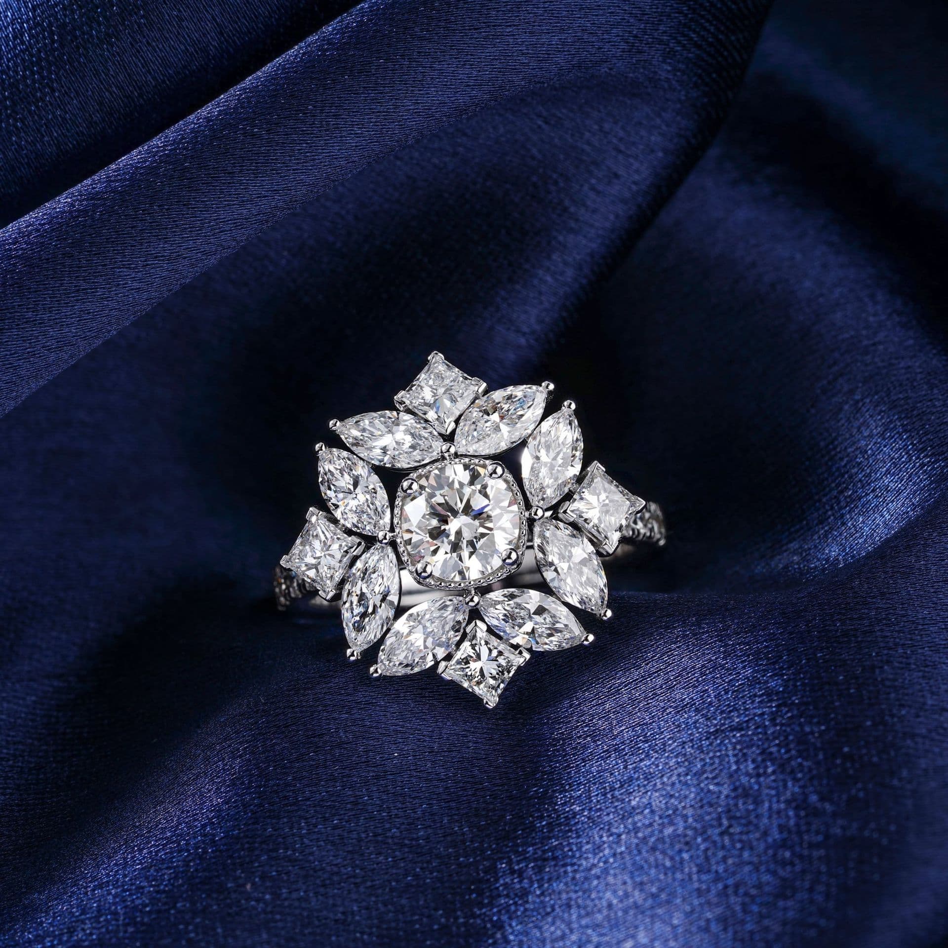 Florence ring shaped as a diamond flower