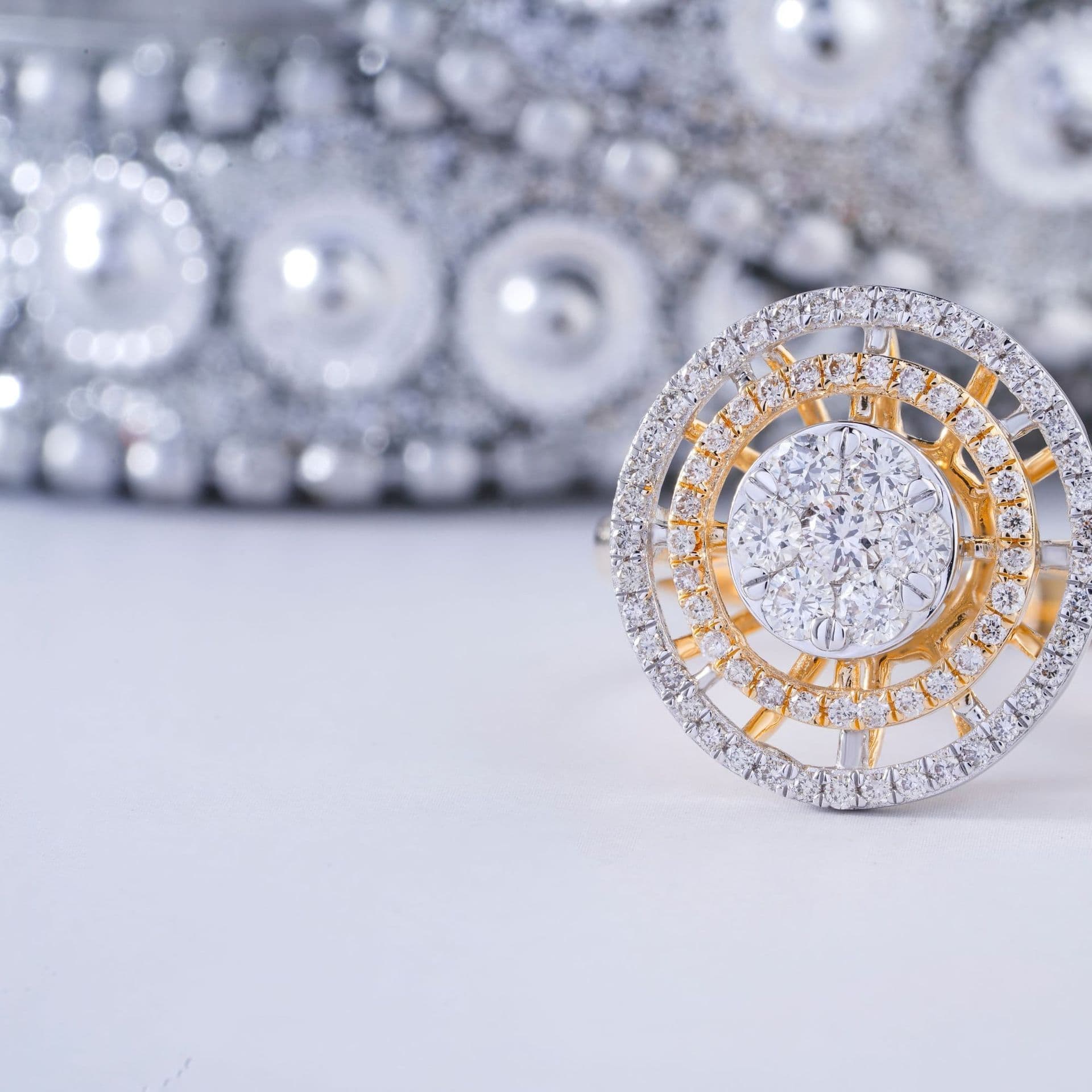 Lumière ring with a circular diamond composition