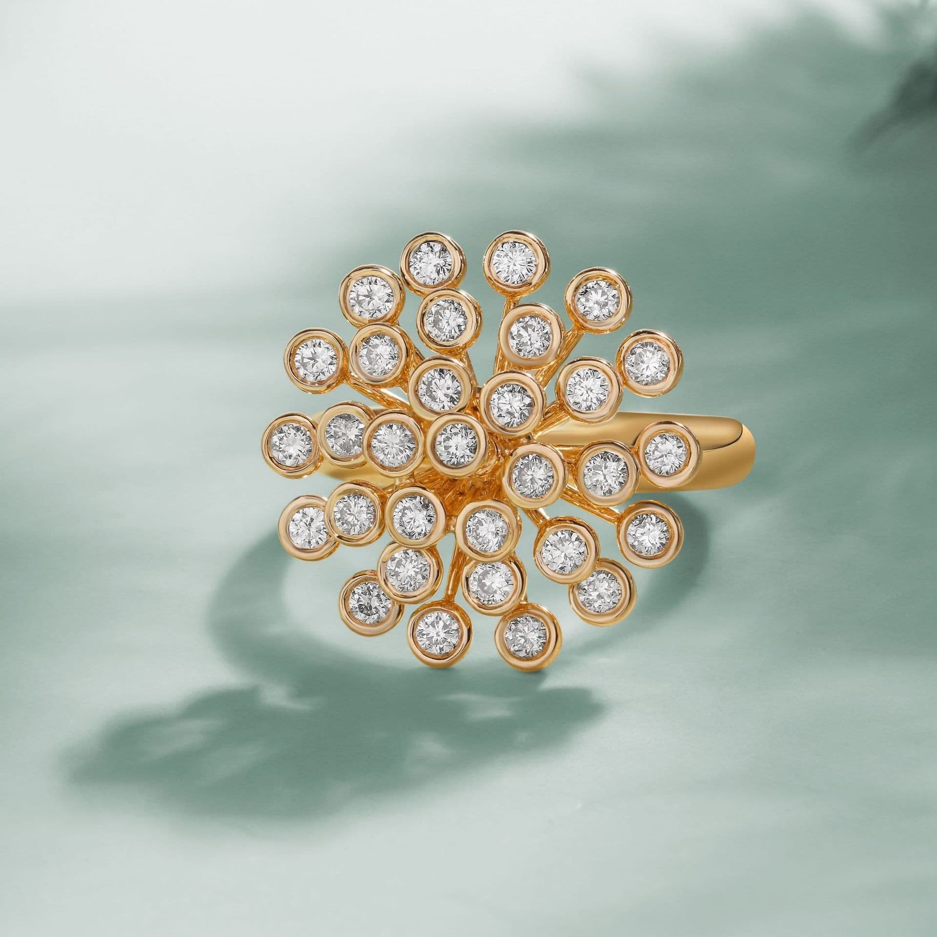 Soleil yellow gold ring with diamonds