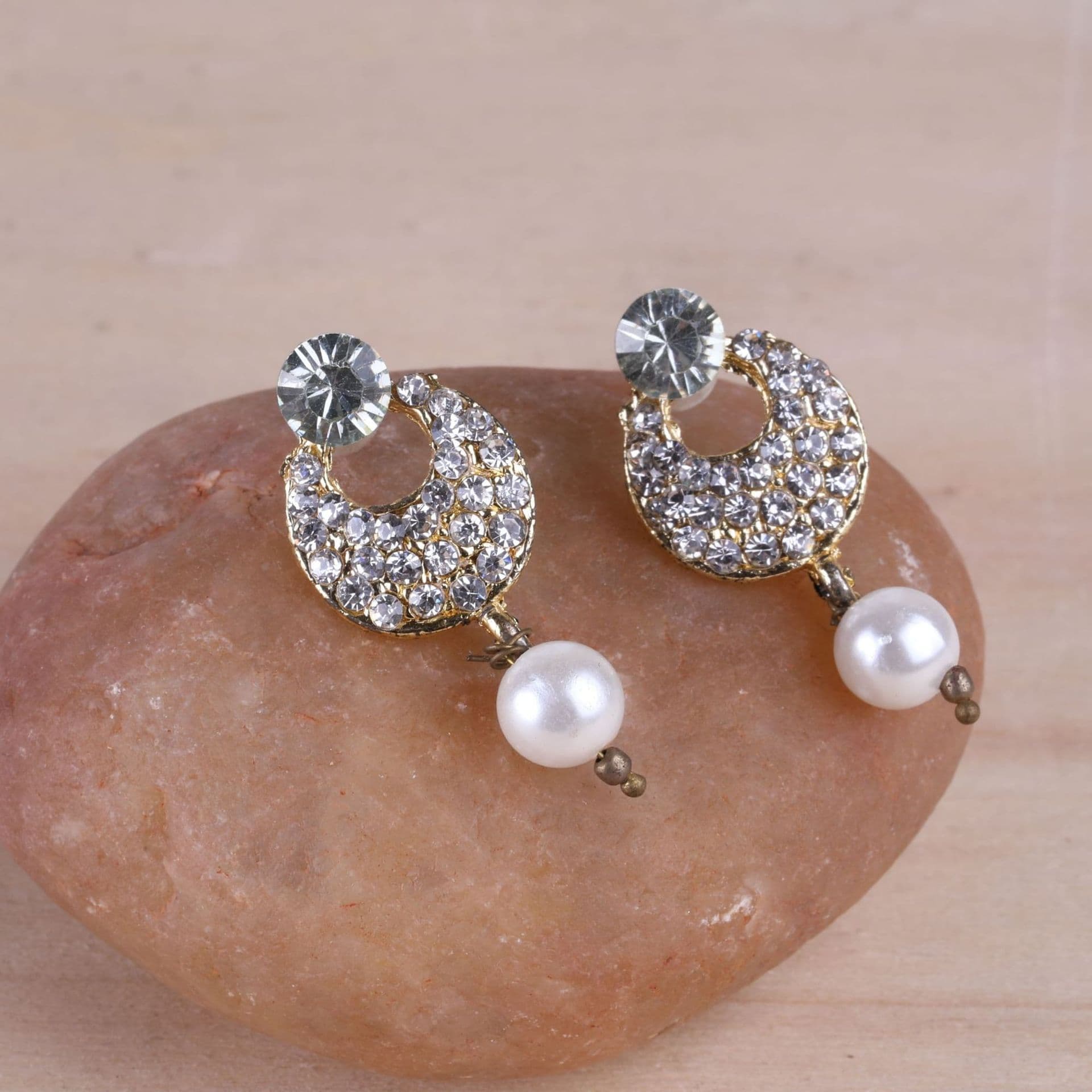 Silver earrings with a pearl
